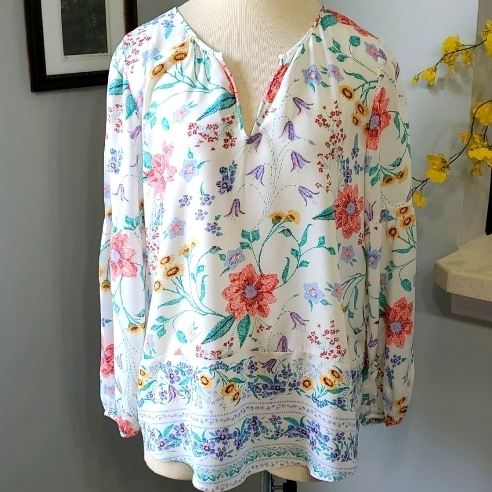 Old Navy woman's top, long sleeves. Lightweight. Size medium. V neck.